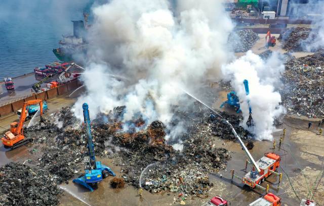 폐리튬배터리로 인한 사고가 잇따르는 가운데, 부산 동구청이 폐리튬배터리 안전 수거 체계를 수립했다. 사진은 지난달 13일 부산 사하구 철강제조업체 YK스틸 야적장에서 폐리튬배터리로 인한 화재를 소방 당국이 진화하는 모습. 부산일보 DB