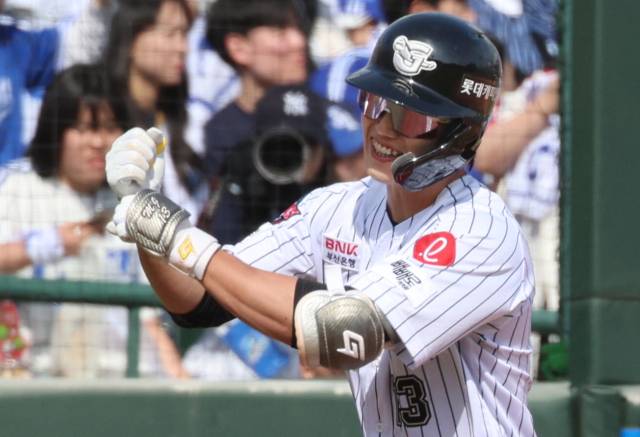 프로야구 롯데 자이언츠 전민재(왼쪽 사진)가 부상에서 복귀한 삼성과의 클래식시리즈에서 3점 홈런을 포함해 맹타를 휘두르며 존재감을 과시했다. 연합뉴스