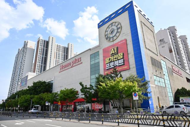 임대료 협상 결렬로 전국의 홈플러스 17개 점포가 계약 해지 통보된 가운데 홈플러스 밀양점은 18일 영업중이다./전강용 기자/