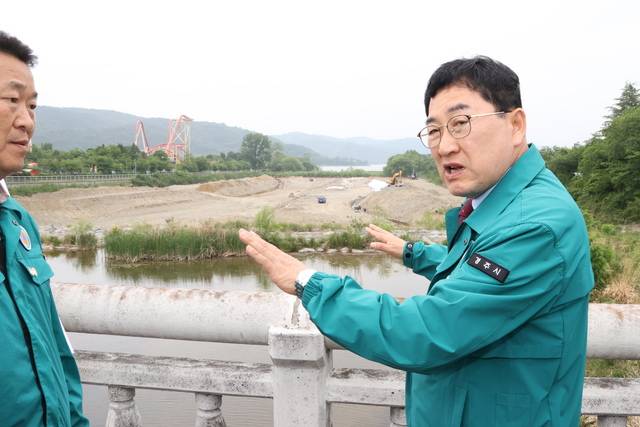 주낙영 경주시장(오른쪽)이 APEC 정상회의와 관련 인프라 확충 현장을 점검하며 사업방향에 대해 지시하고 있다. 경주시 제공