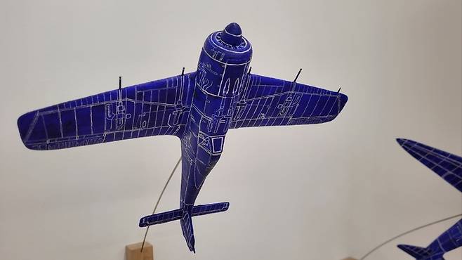 배면 비행 중인 FW-190 전투기의 모습을 표현한 신기운 작가의 작품. 임훈기자 hoony@yeongnam.com