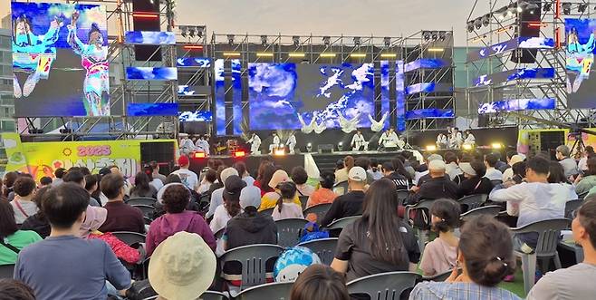 17일 오후 7시 2025 대구 앞산축제 개막식에서 대경대 꽃피우리 팀이 퍼포먼스를 선보이고 있다. 조윤화 기자