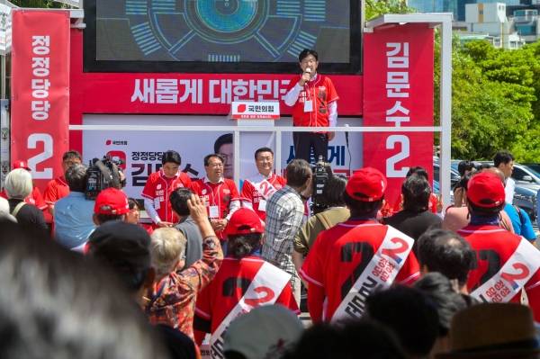 권성동 국민의힘 공동선거대책위원장은 지난 17일 제주시 민속오일시장에서 김문수 후보 지지를 호소했다. 고봉수 기자