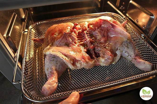 닭을 에어프라이어에 넣는 모습