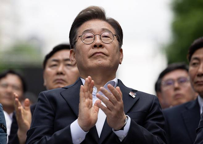 더불어민주당 이재명 대선후보가 17일 광주광역시 동구 금남로에서 열린 5ㆍ18 광주민주화운동 45주기 전야제에 참석해 박수치고 있다. (사진=연합뉴스)