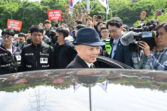 제45주년 5·18 민주화운동 기념식이 열린 18일 오전 광주 북구 운정동 국립 5·18 민주묘지 민주의문 앞에서 안창호 국가인권위원장이 시민들의 반발로 기념식장에 입장하지 못하고 돌아가고 있다.(사진=연합뉴스)