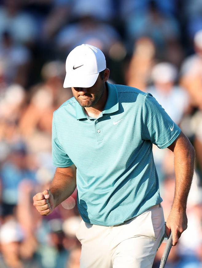 스코티 셰플러가 18번홀에서 버디 퍼트를 넣은 뒤 주먹을 쥐고 있다. (사진=AFPBBNews)