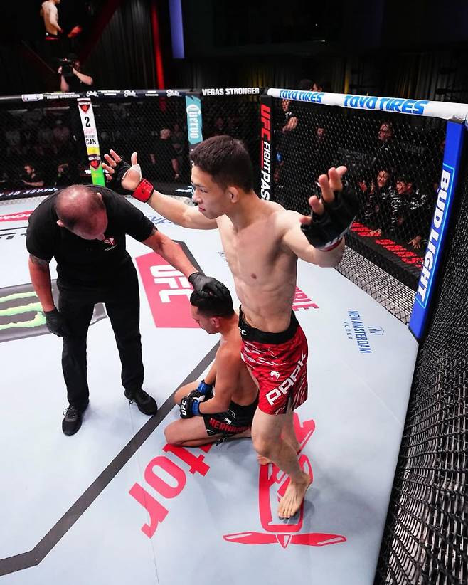박현성이 리어네이키드 초크로 승리를 거둔 뒤 기뻐하고 있다. 사진=UFC
