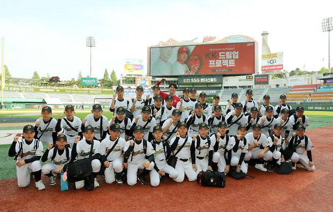 SSG랜더스 김광현이 유소년 야구 선수들과 함께 기념촬영을 하고 있다. 사진=SSG랜더스