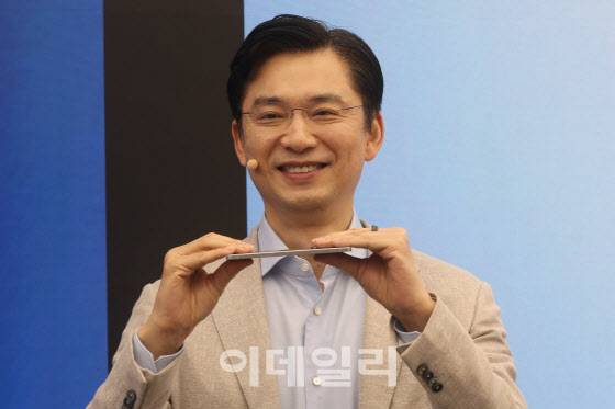 임성택 삼성전자 한국총괄 부사장이 13일 서울 삼성 강남에서 초슬림형 스마트폰인 삼성전자 갤럭시 S25 엣지를 선보이고 있다. 갤럭시 S25 엣지는 정교한 설계와 경량화를 통해 갤럭시 S 시리즈 중 가장 얇은 5.8mm 두께의 슬림 디자인, 163g 무게를 구현했다. S25 일반 모델은 7.2mm, 162g이다.[이데일리 이영훈 기자]