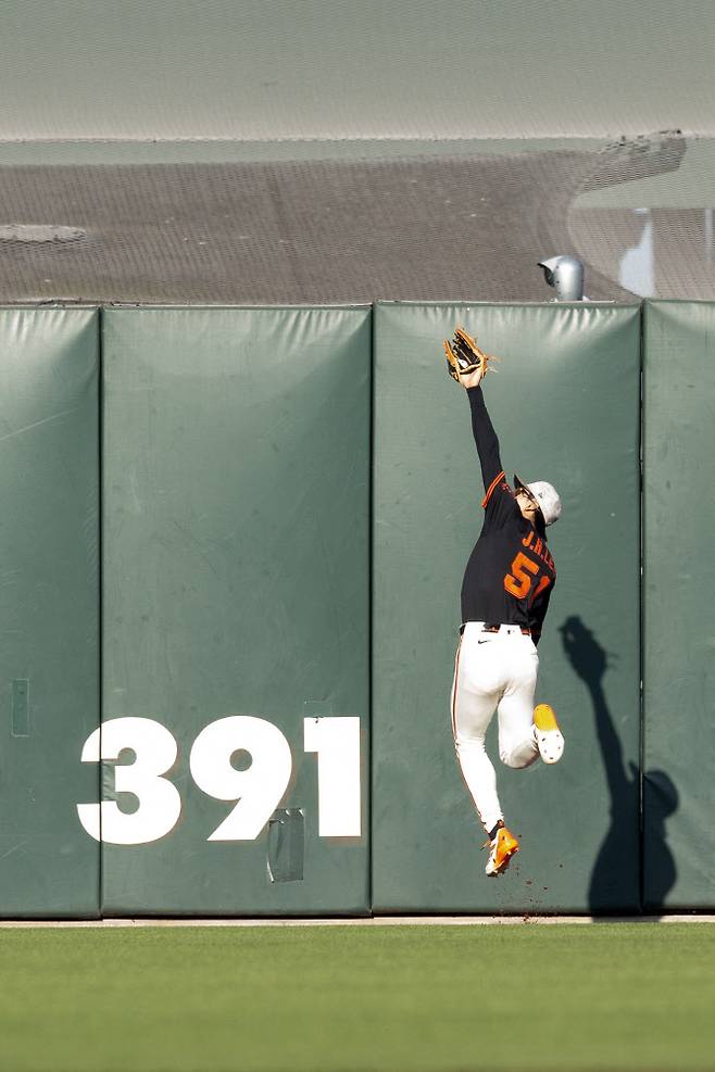 샌프란시스코 자이언츠 중견수 이정후가 애슬레틱스와 경기에서 키를 넘어가는 장타를 점프하면서 잡아내고 있다. 사진=AFPBBNews