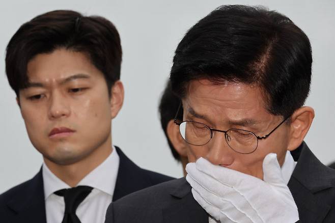 국민의힘 김문수 대선 후보와 김용태 비상대책위원장이 17일 광주 북구 국립 5·18 민주묘지를 찾아 박관현 열사 묘역에서 참배하던 중 눈물을 흘리고 있다.(사진=연합뉴스)