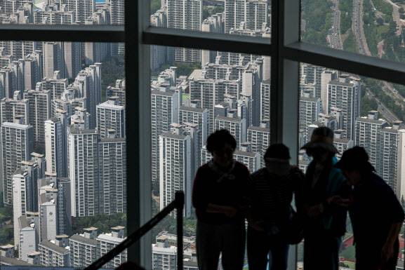 서울 송파구 롯데월드타워 전망대 서울스카이에서 바라본 서울시내 아파트. (사진=뉴시스)