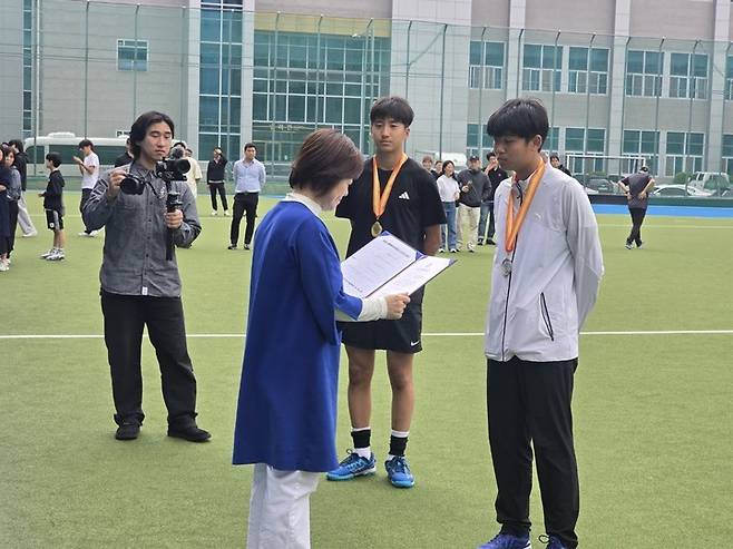 더불어민주당 진선미 의원이 중등부 최우수선수, 우수선수에게 상장을 수여하고 있다&nbsp;