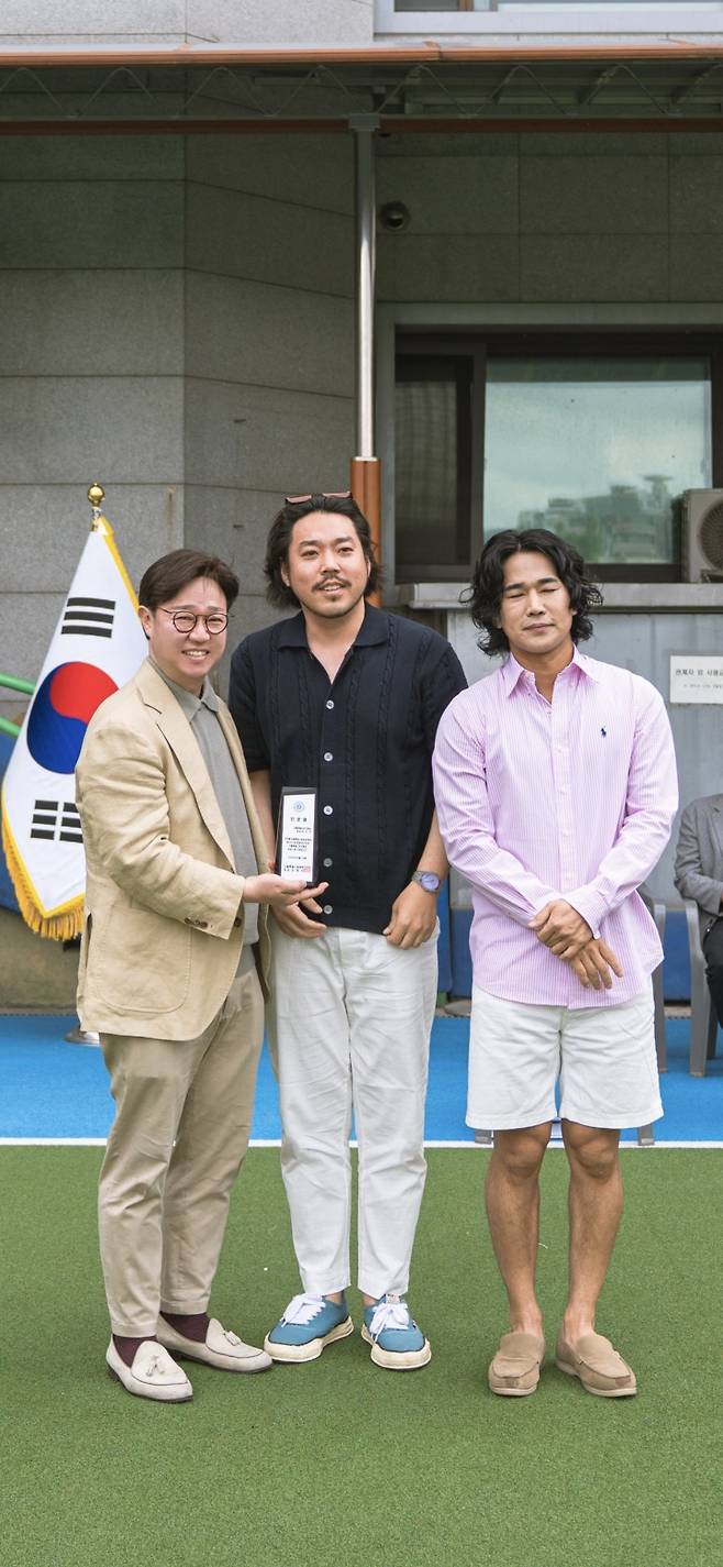 유튜버 '웃고리즘'과 기념촬영을 하는 이진규 서울시하키협회장(왼쪽)