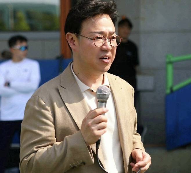 이진규 서울시하키협회장이 개회사를 낭독하고 있다