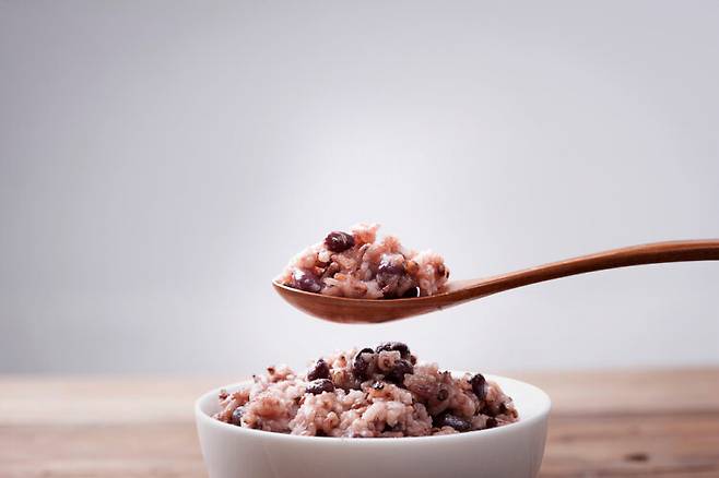 다이어트를 할 때 탄수화물을 너무 섭취하지 않으면 오히려 실패할 가능성이 크다. 이럴 때 정제되지 않은 곡물로 만든 잡곡밥은 건강하게 살을 빼는 데 도움이 된다. [사진=클립아트코리아]