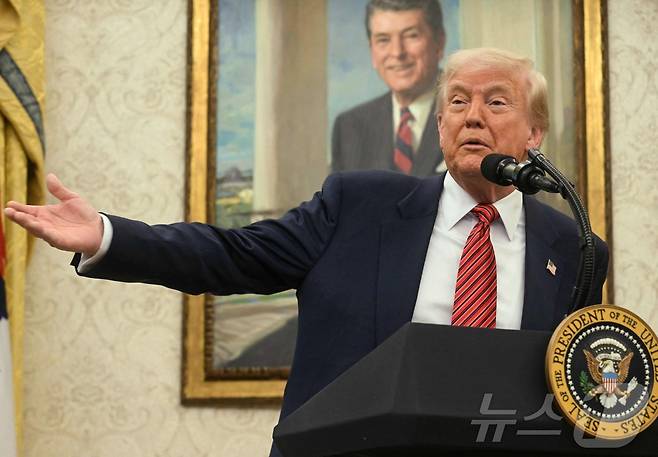 도널드 트럼프 도널드 트럼프 미국 대통령이 7일(현지시간) 워싱턴 백악관에서 열린 데이비드 퍼듀 주중대사 선서식 행사에 참석해 “관세 추가 면제 조치는 검토하고 있지 않다”고 밝히고 있다. 2025.05.08 ⓒ AFP=뉴스1 ⓒ News1 우동명 기자