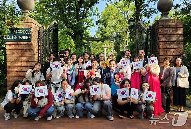 대한수의사회 관계자들이 13일 일본 후쿠오카 츠즈키학원을 방문해 유학생들과 기념사진을 찍고 있다. ⓒ 뉴스1