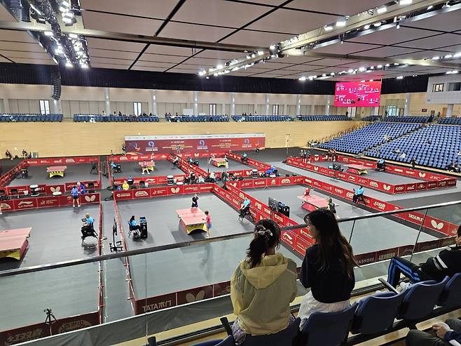 서효원을 응원하는 제니퍼(오른쪽)와 친구들(대한탁구협회 제공)