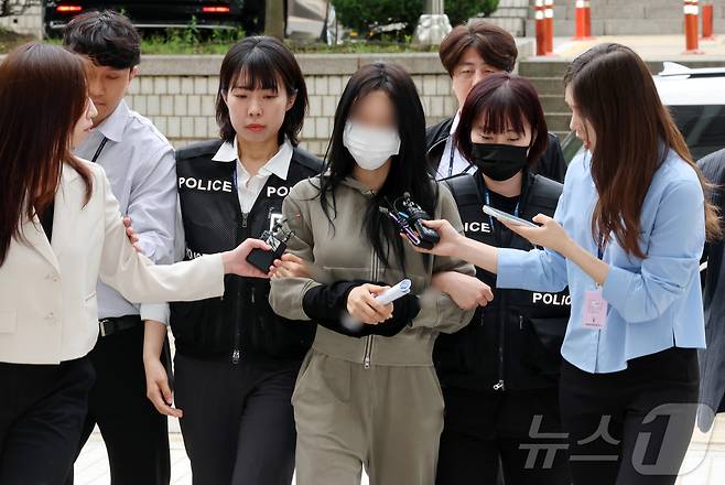 축구 국가대표팀 주장 손흥민을 상대로 돈을 받아내려해 공갈 혐의를 받고 있는 양씨(20대 여성)가 17일 서초구 서울중앙지방법원에서 열린 구속 전 피의자심문(영장심사)에 출석하고 있다. 양 씨는 지난해 6월 손흥민 측에 "아이를 임신했다＂며 태아 초음파 사진을 보내고 이 사실을 폭로하겠다고 협박해 3억 원을 뜯어낸 혐의를 받는다. 양 씨가 주장하는 임신 시점은 손흥민 측 진술과 차이가 있는 것으로 알려졌다. 2025.5.17/뉴스1 ⓒ News1 박세연 기자