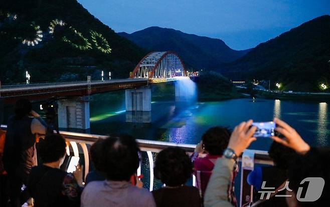 임시로 가동된 단양 고수대교 경관분수.(단양군 제공)/뉴스1