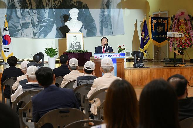 최민호 세종시장이 17일 세종시 부강면 부강초등학교 체육관에서 열린 김종오 육군대장 탄신제에서 추모사를 하고 있다. (세종시 제공. 재판매 및 DB금지)