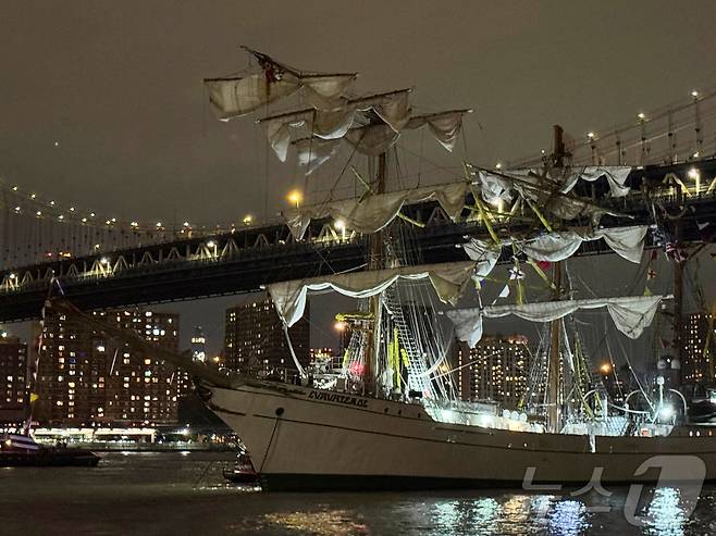 2025년 5월 17일 미국 뉴욕시에서 멕시코 해군 훈련선이 브루클린 다리에 충돌해 돛이 부서진채 지나가고 있다. ⓒ 로이터=뉴스1