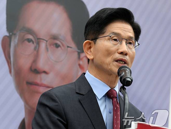 김문수 국민의힘 대통령 후보가 18일 서울 여의도 국민의힘 중앙당사에서 '경제를 판갈이 합니다! 새롭게 대한민국' 경제 공약 발표를 하고 있다. (공동취재) 2025.5.18/뉴스1 ⓒ News1 안은나 기자
