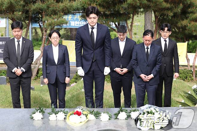 김용태 국민의힘 비상대책위원장이 5·18민주화운동 45주년인 18일 오전 광주 북구 망월동에 위치한 민족민주열사묘역(구묘역)을 참배하고 있다. 2025.5.18/뉴스1 ⓒ News1 이승현 기자