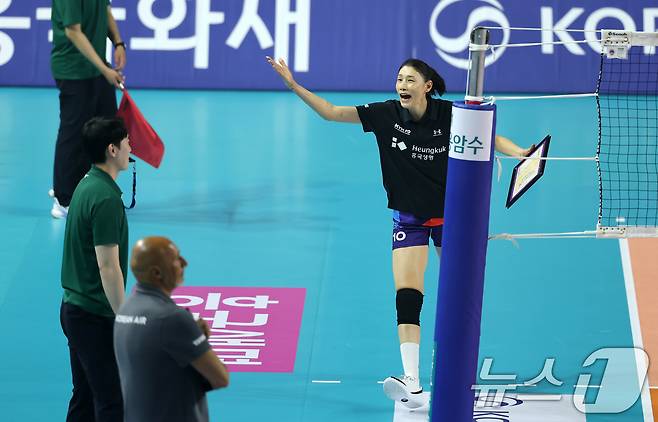 18일 인천시 삼산월드체육관에서 열린 'KYK INVITATIONAL(인비테이셔널) 2025' 세계 배구 올스타전 경기에서 스타팀 감독으로 나선 배구 레전드 김연경이 심판진에 항의하고 있다. 2025.5.18/뉴스1 ⓒ News1 이승배 기자