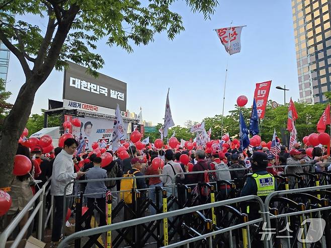 첫 TV토론회를 앞둔 18일 오후 7시경 김문수 후보의 지지자들이 응원전을 펼치고 있다. 2025.5.18/뉴스1 ⓒ손승환 기자