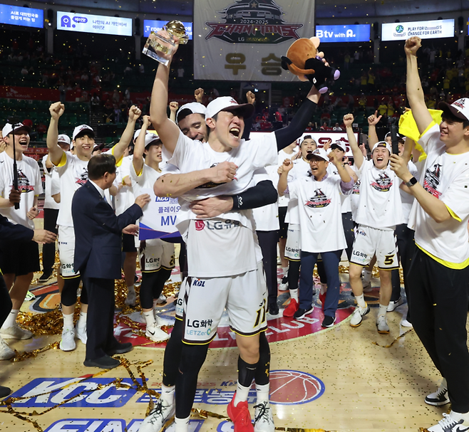 7차전 경기에서 승리한 LG 선수들이 이날 경기에서 MVP를 차지한 허일영 선수와 환호하고 있다.  2025.5.17  연합뉴스