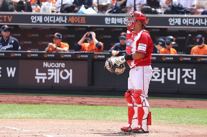 SSG 신범수가 17일 대전 한화생명 볼파크에서 열린 2025 KBO리그 정규시즌 한화전에서 수비 이닝을 준비 중이다. 사진 | SSG 랜더스