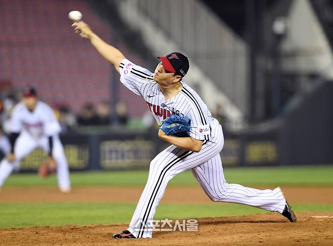 LG 배재준이 15일 잠실구장에서 열린 2025 KBO리그 키움과 경기 9회초 등판해 힘차게 공을 던지고 있다. 잠실 | 박진업 기자 upandup@sportsseoul.com