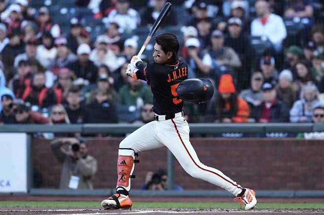 이정후가 18일(한국시간) 미국 캘리포니아주 샌프란시스코 오라클 파크에서 열린 2025 메이저리그(ML) 정규시즌 오클랜드전 1회초 방망이를 휘두르고 있다. 사진 | AP 연합뉴스