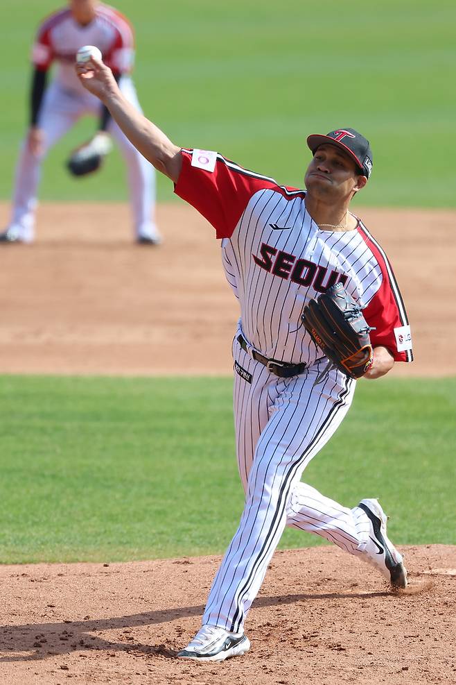 LG 치리노스가 잠실구장에서 열린 2025 KBO리그 정규시즌 KIA전에 선발 등판해 힘차게 공을 던지고 있다. 사진 | LG 트윈스