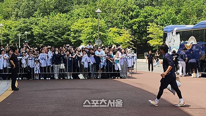18일 NC 선수단을 보기 위해 나온 울산 지역 팬들로 문수구장이 장사진을 이뤘다. 울산=김민규 기자 kmg@sportsseoul..com