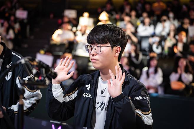 ‘기인’ 김기인이 16일 서울 종로구 롤 파크에서 열린 2025 LCK 정규시즌 2라운드 DNF전 승리 후 세리머니하고 있다. 사진 | 라이엇 게이즈