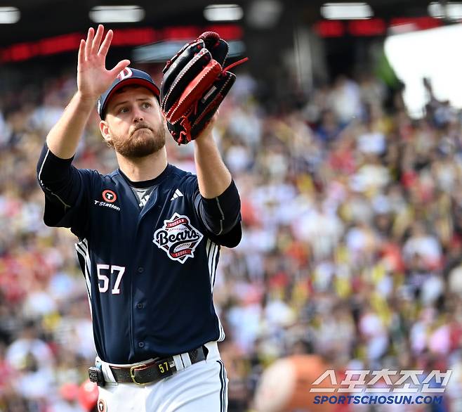 6회말 두산 콜어빈이 마운드를 내려가다 자신의 이름을 연호하는 팬들에게 인사하고 있다.