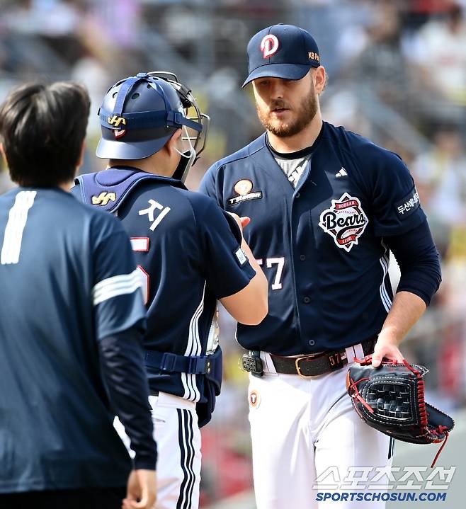 함께 고생한 양의지와 하이파이브, 포옹을 나눈 콜어빈