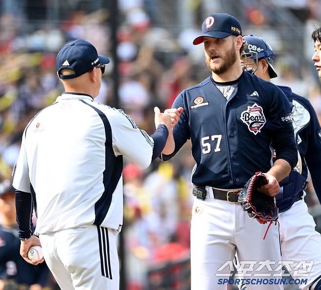 박정배 코치와도 하이파이브를 나눈 후