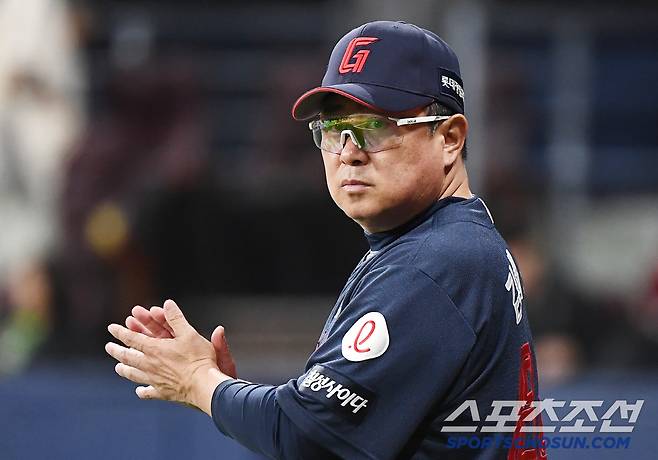 1일 서울 고척스카이돔에서 열린 롯데-키움전. 5대0으로 승리하며 3연승을 달린 롯데 김태형 감독이 선수들에게 박수를 보내고 있다. 고척=정재근 기자 cjg@sportschosun.com/2025.5.1/