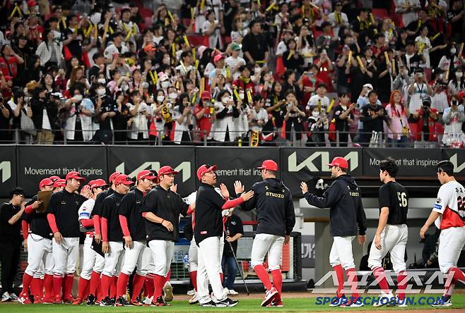 17일 광주KIA챔피언스필드에서 열린 두산과 KIA의 더블헤더 2차전 경기, KIA가 4대1로 승리하며 더블헤더를 모두 가져갔다. 이범호 감독과 선수들이 기쁨을 나누고 있다. 광주=허상욱 기자wook@sportschosun.com/2025.05.17/