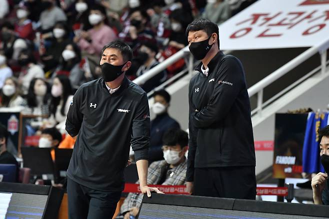 서울 삼성 감독-코치 시절 이상민(왼쪽)과 이규섭.  사진제공=KBL