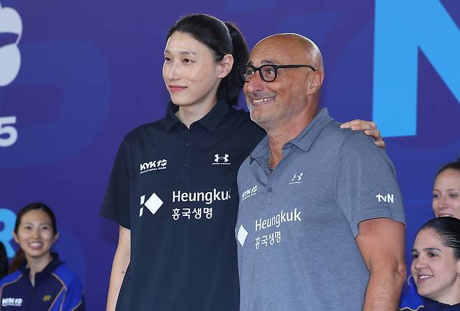 김연경과 아본단자 감독

    (인천=연합뉴스) 임순석 기자 = 김연경이 16일 인천 삼산월드체육관에서 열린 'KYK 인비테이셔널 2025 미미어데이'에서 여자배구 세계올스타팀 마르첼로 아본단자(이탈리아)감독과 포즈를 취하고 있다. 2025.5.16

    soonseok02@yna.co.kr

(끝)





<저작권자(c) 연합뉴스, 무단 전재-재배포, AI 학습 및 활용 금지>