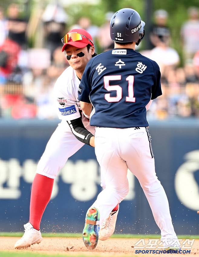 공을 잡은 김규성과 조수행의 1차 충돌