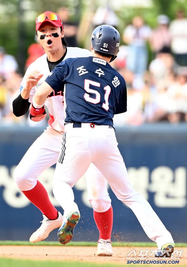 한번 밀었는데 또 밀고 들어와? 조수행의 행동에 놀란 김규성의 입