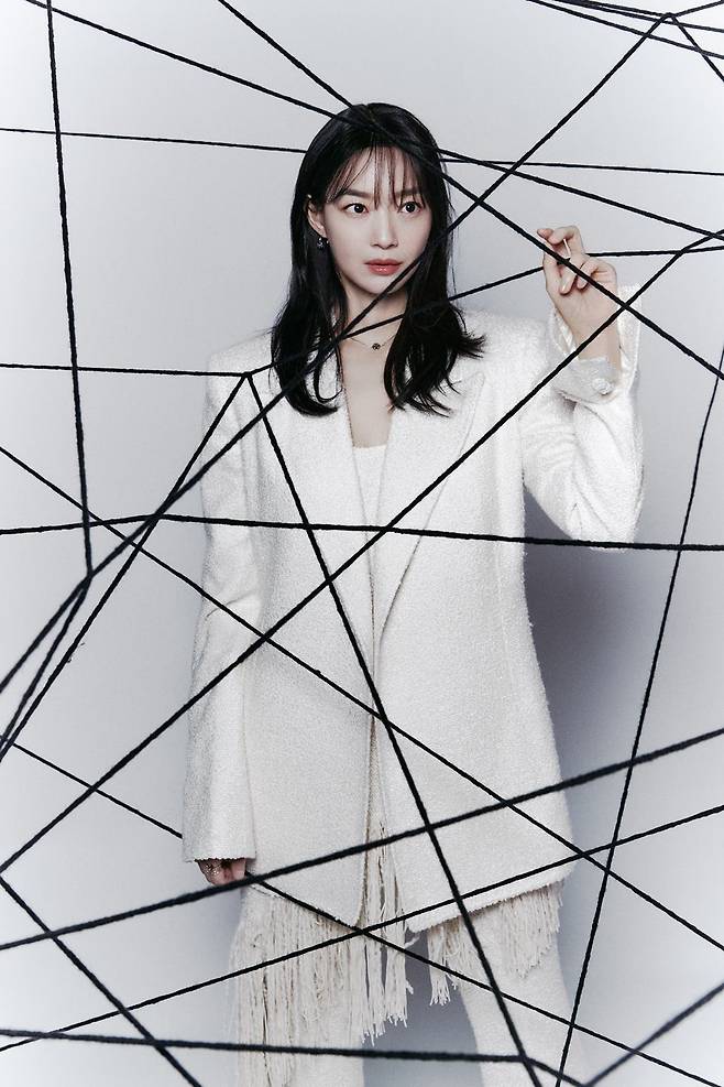 배우 신민아가 '악연'에서 유일하게 선한 인물인 주연 역을 맡아 큰 울림을 전했다. ⓒ넷플릭스