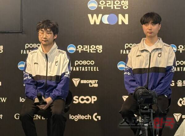 기자회견을 갖는 정민성 dnf 감독(왼쪽). ⓒ스포츠한국 심규현 기자